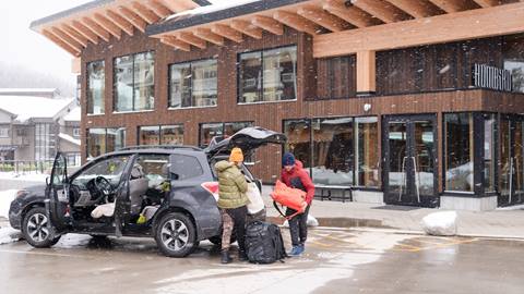 guests unloading car at humbird schweitzer mountain hotels 